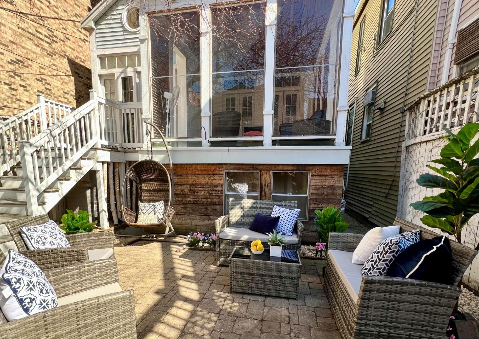 3 Bedroom Spacious Home In Ideal Location W Free Parking Back Yard Pets Welcome Chicago Extérieur photo