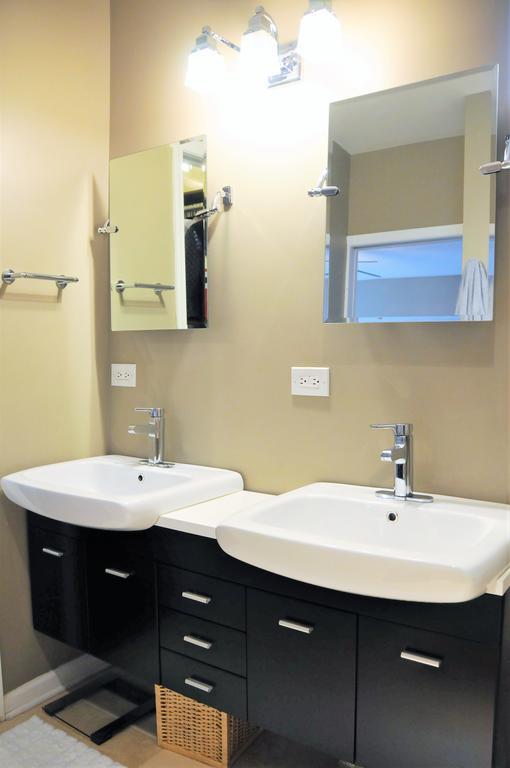 3 Bedroom Spacious Home In Ideal Location W Free Parking Back Yard Pets Welcome Chicago Extérieur photo