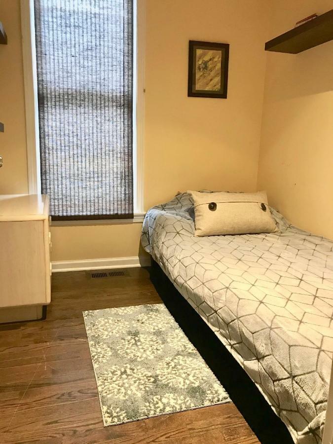 3 Bedroom Spacious Home In Ideal Location W Free Parking Back Yard Pets Welcome Chicago Extérieur photo