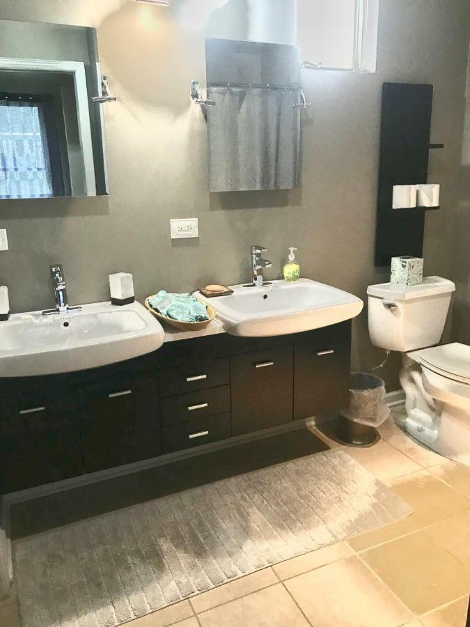 3 Bedroom Spacious Home In Ideal Location W Free Parking Back Yard Pets Welcome Chicago Extérieur photo